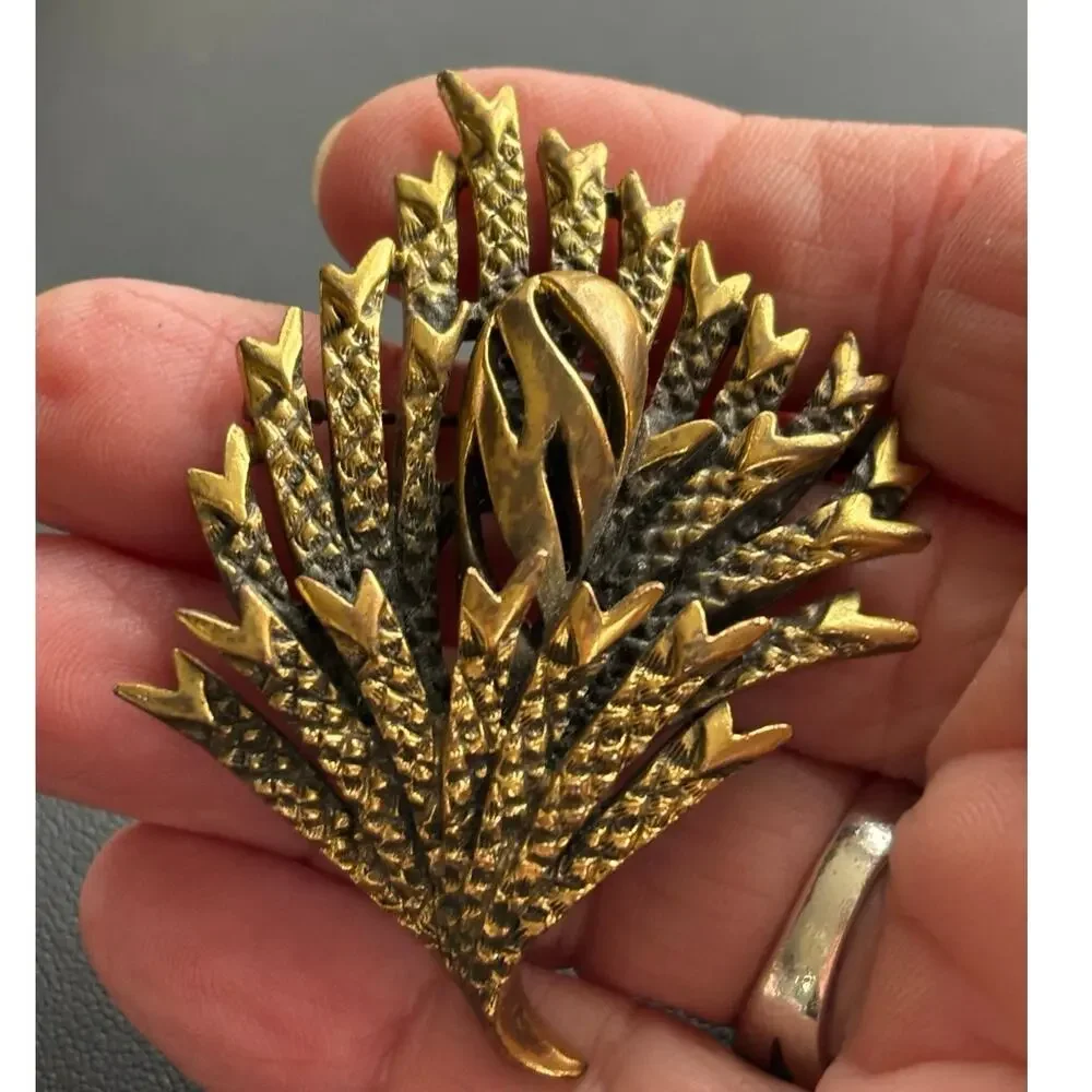 Vintage Big Gold Tone Metal Leaf Spray Brooch